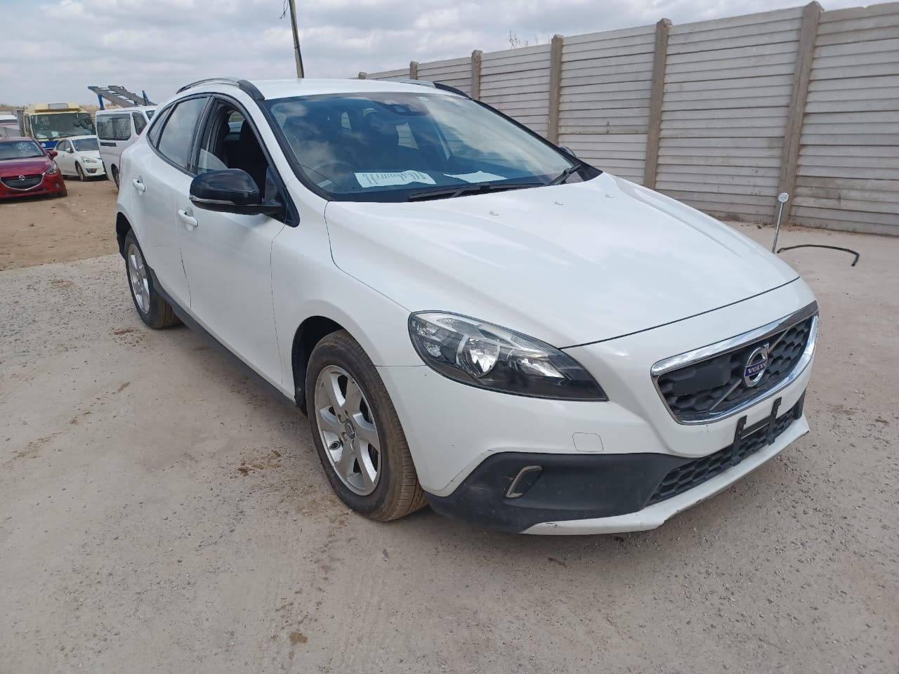 VOLVO  V40